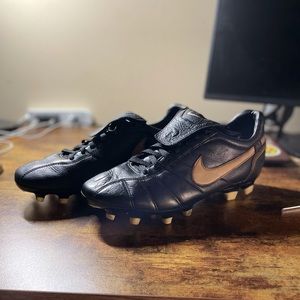 Mens 8.5 Nike Ronaldinho Tiempo 10R Fg Soccer